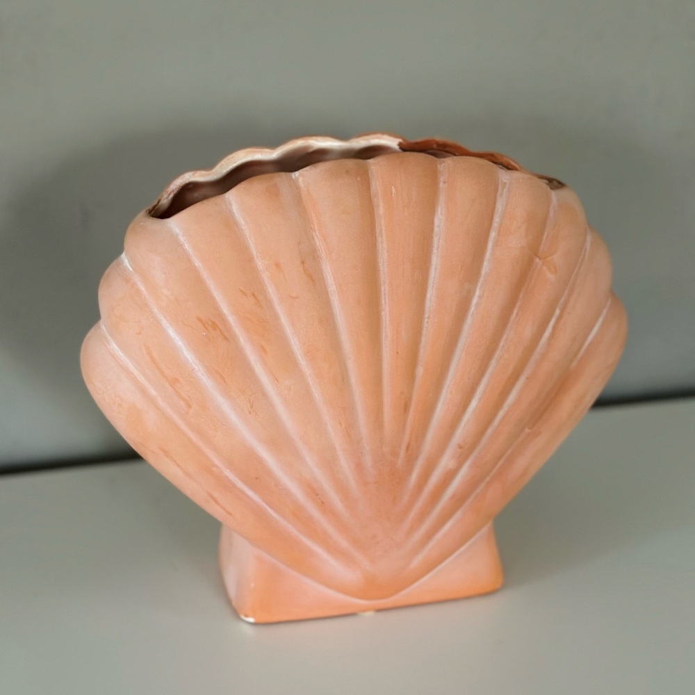 Vintage clamshell vase/planter